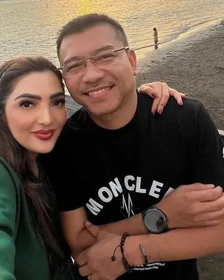 Anang Hermansyah memakai gelang kokka Benukokka