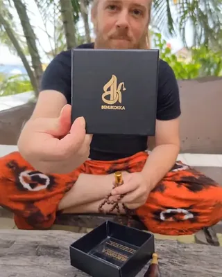 Mustofa Debu memegang box Benukokka