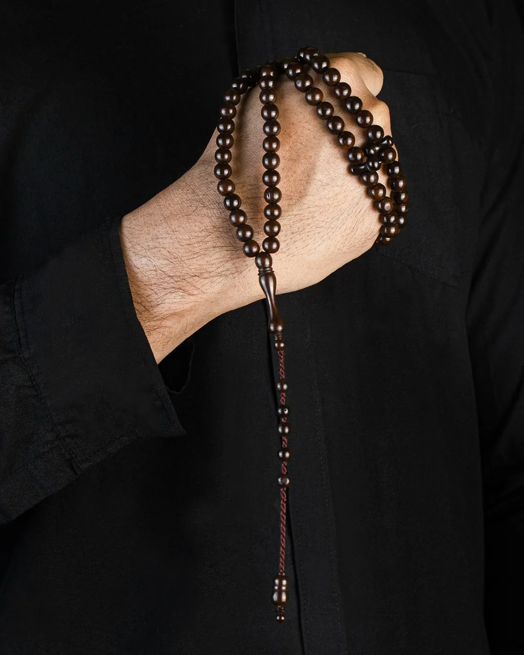 Tangan menggenggam tasbih kokka asli Benukokka